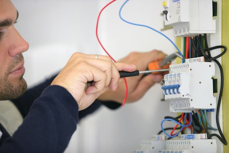 Nos-métiers-Electricien-Les-Indébat